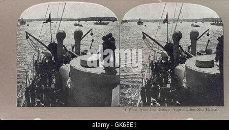 Ein Blick von der Brücke, während das Schiff sich Rio de Janeiro nähert, zeigt die unverwechselbare Skyline und Küstenmerkmale der Stadt. Dieser Blick hebt den geschäftigen Hafenbereich und die natürliche Schönheit der Stadt hervor. Stockfoto