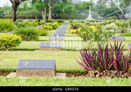 Chungkai Soldatenfriedhof liegt das historische Denkmäler wo Sie Kriegsgefangene des 2. Weltkrieges zu respektieren, die Ruhe in Frieden hier, Kanchan Stockfoto