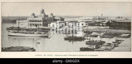 Der Canal de Suez Eingang in Port-Said, mit den Büros der Suez Canal Company sichtbar. Diese wichtige Wasserstraße verbindet das Mittelmeer mit dem Roten Meer und dient als wichtige internationale Schifffahrtsroute. Stockfoto