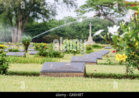 KANCHANABURI, THAILAND - 3. Mai 2014: Chungkai Soldatenfriedhof liegt das historische Denkmäler wo Sie Gefangene der Welt respektieren Stockfoto