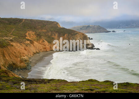 Nebligen Himmel über Mori Point. Stockfoto