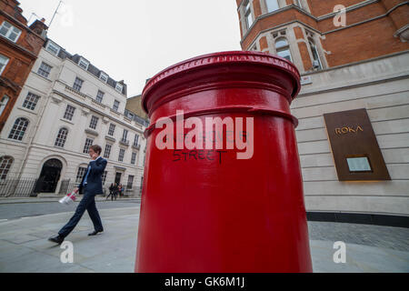 Einen roten Briefkasten mit "Range Rover Street" Graffiti in London W1-Bereich Stockfoto