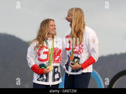 Great Britain Hannah Mills und Saskia Clark (rechts) auf dem Podium mit ihren Goldmedaillen von 470 Frauenlauf in der Marina da Gloria am dreizehnten Tag der Olympischen Spiele in Rio, Brasilien zu feiern. Stockfoto