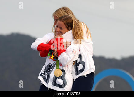 Great Britain Hannah Mills und Saskia Clark (rechts) auf dem Podium mit ihren Goldmedaillen von 470 Frauenlauf in der Marina da Gloria am dreizehnten Tag der Olympischen Spiele in Rio, Brasilien zu feiern. Stockfoto