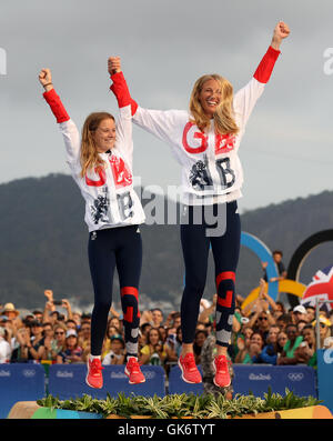 Great Britain Hannah Mills und Saskia Clark (rechts) auf dem Podium mit ihren Goldmedaillen von 470 Frauenlauf in der Marina da Gloria am dreizehnten Tag der Olympischen Spiele in Rio, Brasilien zu feiern. Stockfoto