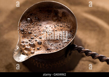 Kaffee Brauen in türkischen Topf Stockfoto