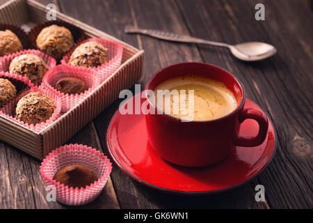 Kaffeetasse und Trüffel am Tisch Stockfoto