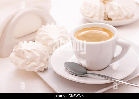 Kaffeetasse mit Eibisch Stockfoto