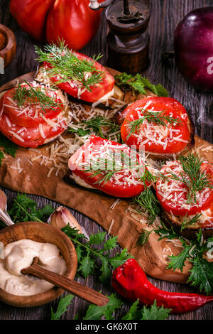 Aubergine und Tomate Stapel rustikal Stockfoto