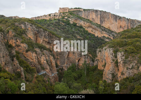 Mittelalterliche Stadt von Alquezar auf Rio Vero Schlucht Stockfoto