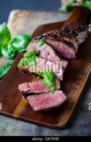 Filetsteak mit Salsa verde Stockfoto