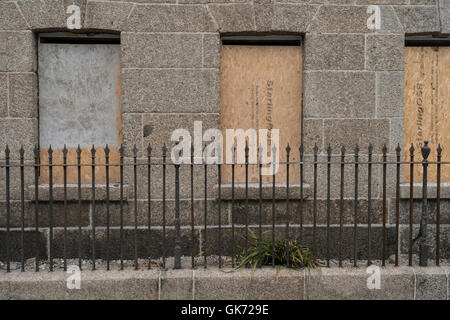 Shuttered Fenster der alten Stein Gebäude mit Eisengeländern sichtbar. Als Metapher für das Konzept der Zugriff verweigert oder eine Barriere. Stockfoto