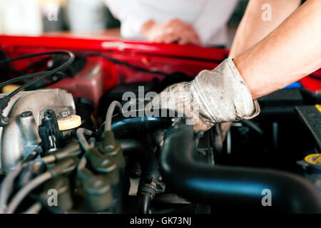 Kfz-Mechaniker in der Autowerkstatt Stockfoto