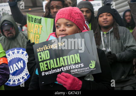 Chicago, Illinois - 28. November 2014: Auffällig Walmart Mitarbeiter und Unterstützer Protest außerhalb eines Ladens am schwarzen Freitag. Stockfoto