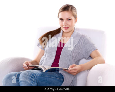 junge Frau liest Magazin Stockfoto