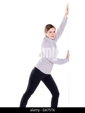 junge Frau lehnt sich an die Oberfläche Stockfoto