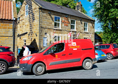 Postbote und Royal Mail van außerhalb der Kammer Inn, Lealholm, North Yorkshire, England UK Stockfoto