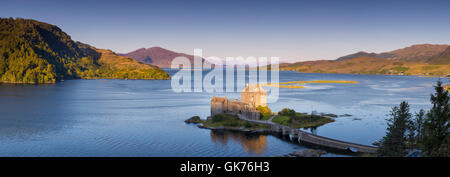 Am frühen Morgen über Eilean Donan Castle am Loch Duich, Dornie, Highlands, Schottland Stockfoto