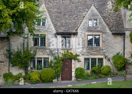 Häuser entlang der High Street in Burford, die Cotswolds, Oxfordshire, England Stockfoto