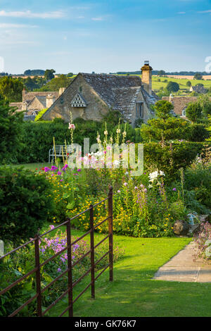 Garten und Dächer von Burford, Cotswolds, Oxfordshire, England Stockfoto