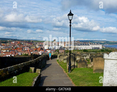 Ansicht von Whitby aus dem Friedhof von St. Mary Church, North Yorkshire, England UK Stockfoto