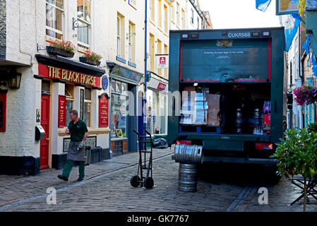 Carlsberg LKW geparkt auf gepflasterten Straße vor Pub, das Black Horse, Whitby, North Yorkshire, England UK Stockfoto