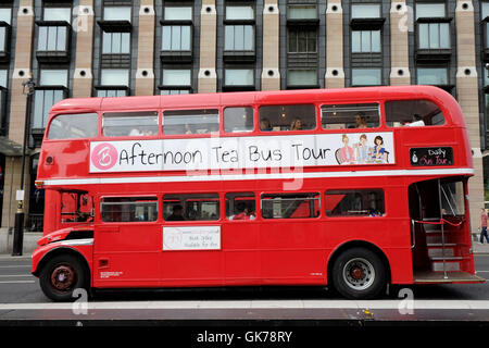 Einen Überblick über einen alten Routemaster Bus im Zentrum von London Stockfoto