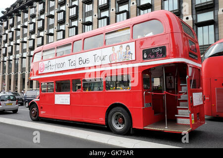 Einen Überblick über einen alten Routemaster Bus im Zentrum von London Stockfoto