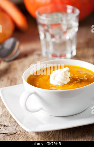 Kürbissuppe in einer Tasse Suppe Stockfoto