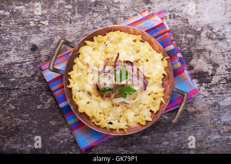 Bayerische Spätzle mit Käse Stockfoto