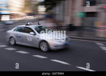 Ein Taxi Rauschen durch einen Sydney-Straße Stockfoto