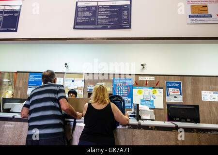 Miami Beach, Florida, US-Post, USPS, Post, Postdienst, innen, Schalter, Erwachsene, Erwachsene, Mann Männer, Frau Frauen, Dame, Coupl Stockfoto