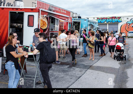 Miami Florida, Hialeah, Leah Arts District, Community Block Party, Straßenmesse, Food Truck, Hispanic Latino ethnische Einwanderer Minderheit, Erwachsene Stockfoto
