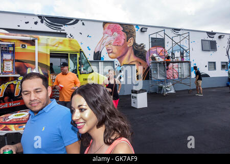 Miami Florida, Hialeah, Leah Arts District, Community Block Party, Straßenmesse, Food Truck, Hispanic Latino ethnische Einwanderer Minderheit, Erwachsene Stockfoto