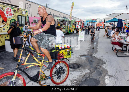 Miami Florida, Hialeah, Leah Arts District, Community Block Party, Straßenmesse, Food Truck, Hispanic Latino ethnische Einwanderer Minderheit, Erwachsene Stockfoto