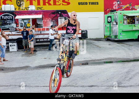 Miami Florida, Hialeah, Leah Arts District, Community Block Party, Street Fair, Hispanic Adult, Adults, man men Male, Tall Bike, Fahrrad, Radfahren, Reiten, Bikin Stockfoto