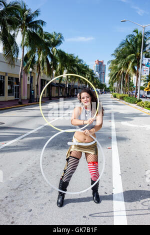 Miami Beach Florida, Washington Avenue, autofreie Fahrradtour, Straßenfest, Ciclovia, fördern, Hispanic Erwachsene, Frau weibliche Frauen, Straßenkünstler, ho Stockfoto