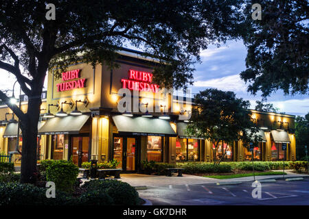 Florida Ellenton, Ruby Tuesday, Restaurantessen ungezwungenes Speisekettengebäude, Außeneingang, beleuchtetes Schild, Nachtparkplatz am Abend Stockfoto