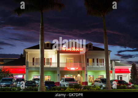 Florida Ellenton, Ker's Winghouse Bar & Grill, Restaurant Restaurants Essen Essen Essen Essen Cafe Cafés, Kette, Sportbar, Essen, Gebäude, außen, beleuchtete Schild, Neon, dus Stockfoto