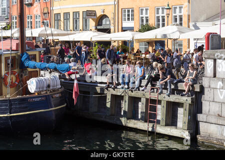 Kopenhagen, Dänemark - 18. August 2016: Gruppe von jungen Leuten genießen Sie einen Sommertag am Nyhavn Stockfoto