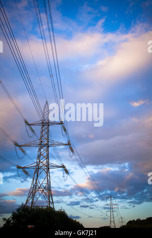 Strommasten und macht Linien Ar Dämmerung mit einem stimmungsvollen ökologischen Himmel Stockfoto