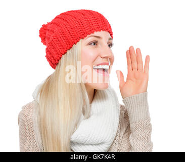 Porträt von cute blonde Frau in Winterkleidung ruft jemand. Isoliert auf weißem Hintergrund. Stockfoto