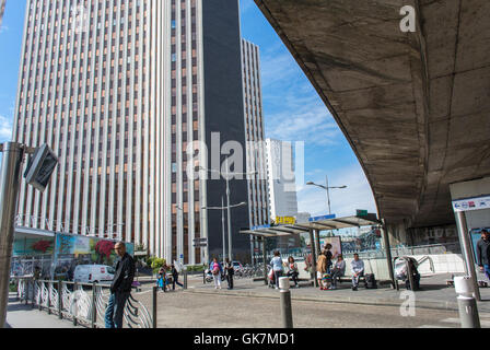 Bagnolet, Frankreich, Pariser Vororte, Straßenszene, Moderne Architektur, Bürotürme und Overpass, Bushaltestelle, Gallieni, Stadtviertel, seine saint denis Stockfoto