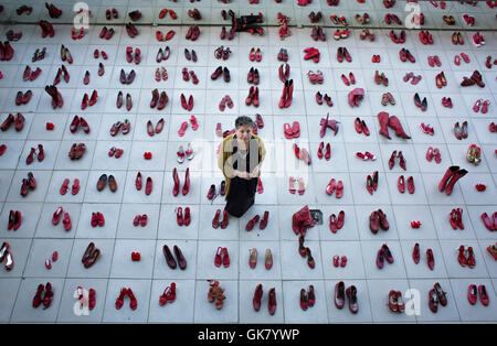 San Isidro, Argentinien. 18. August 2016. Mexikanische Künstlerin Elina Chauvet Posen bei ihrer Installationskunst zeigen "Rote Schuhe" auf der Art Space Fair, in der Stadt San Isidro, 30 km von Buenos Aires, der Hauptstadt von Argentinien, am 18. August 2016 genannt. Die mexikanische Künstlerin konzipiert die Arbeit als eine kollektive Reflexion über Gewalt gegen Frauen, da sie ihre Schwester, weil es verloren. Chauvet Werk wurde ursprünglich vorgestellt, in Ciudad Juarez, Mexiko, und später in mehreren anderen mexikanischen und ausländischen Städten, wo Menschen Hunderte von roten Schuhen auf der Messe gespendet. Bildnachweis: Martin Zabala/Xinhua/Alamy Live-Nachrichten Stockfoto