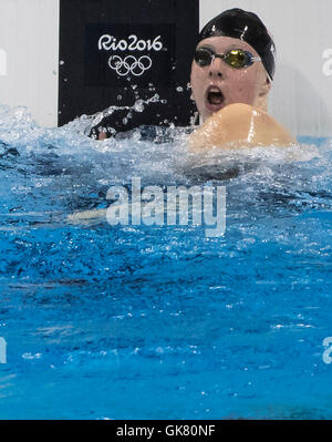 Rio De Janeiro, Brasilien. 8. August 2016. LILLY KING (USA) reagiert nach dem Gewinn einer Goldmedaille bei der Frauen 100-Meter-Brustschwimmen Olympics Aquatics Stadium während der Spiele 2016 in Rio Olympischen Sommerspiele. © Paul Kitagaki Jr./zReportage.com/ZUMA Draht/Alamy Live-Nachrichten Stockfoto