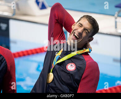 Rio De Janeiro, Brasilien. 9. August 2016. Goldmedaillen-Gewinner MICHAEL PHELPS während Goldmedaille Zeremonie für Männer 4 x 200 lacht m Freestyle Relay Finale im Olympiastadion Aquatics. Dies ist die 21. Olympischen Goldmedaille für Phelps. © Paul Kitagaki Jr/zReportage.com/ZUMA Draht/Alamy Live-Nachrichten Stockfoto