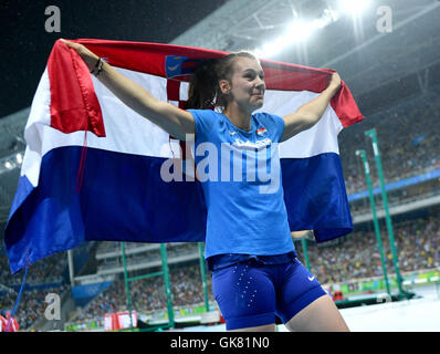 Rio De Janeiro, Brasilien. 18. August 2016. Sara Kolak Kroatiens feiert nach dem Sieg der Frauen Speer werfen Finale der Olympischen Spiele 2016 Athletic, Leichtathletik-Veranstaltungen im Olympiastadion während der Rio Olympischen Spiele 2016 in Rio De Janeiro, Brasilien, 18. August 2016. Foto: Lukas Schulze/Dpa/Alamy Live News Stockfoto