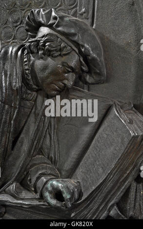 Eisleben, Deutschland. 10. August 2016. Eine Darstellung des Martin Luther als Übersetzer der Bibel in einer Werkstatt in Eisleben, Deutschland, 10. August 2016 wiederhergestellt wird. Das Relief ist Teil der Luther-Skulptur von Eisleben, der auch wiederhergestellt wird. Das Denkmal von Professor Rudolf Siemering (1835 – 1905) wurde im Jahre 1883 zum 400. Geburtstag von Martin Luther auf dem Markt von seiner Heimatstadt Eisleben errichtet. Foto: HENDRIK SCHMIDT/Dpa/Alamy Live News Stockfoto