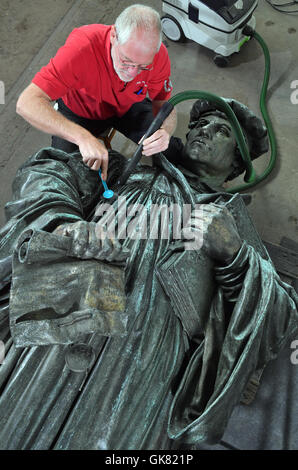 Eisleben, Deutschland. 10. August 2016. Metall-Restaurator Ulrich Weidauer auf der Marthin Luther-Skulptur von Eisleben zur Feier des 500. Jahrestag der Reformation im kommenden Jahr in einer Werkstatt in Eisleben, Deutschland, 10. August 2016 arbeiten. Das Denkmal von Professor Rudolf Siemering (1835 – 1905) wurde im Jahre 1883 zum 400. Geburtstag von Martin Luther auf dem Markt von seiner Heimatstadt Eisleben errichtet. Foto: HENDRIK SCHMIDT/Dpa/Alamy Live News Stockfoto