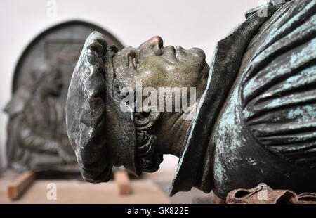 Eisleben, Deutschland. 10. August 2016. Marthin Luther Skulptur von Eisleben zur Feier des 500. Jahrestag der Reformation im kommenden Jahr in einer Werkstatt in Eisleben, Deutschland, 10. August 2016 wiederhergestellt wird. Das Denkmal von Professor Rudolf Siemering (1835 – 1905) wurde im Jahre 1883 zum 400. Geburtstag von Martin Luther auf dem Markt von seiner Heimatstadt Eisleben errichtet. Foto: HENDRIK SCHMIDT/Dpa/Alamy Live News Stockfoto